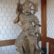 山門に鎮座する持国天