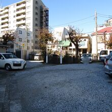 広い駐車場の中にある社殿