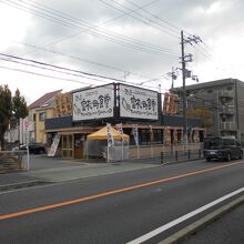 目立つ外観です。