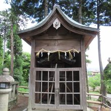 奉納された燈籠が中に入っています