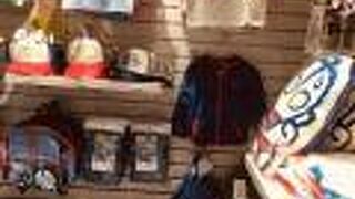 ウルトラマン人形目立つ