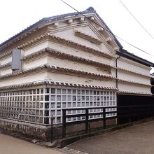 水切り瓦となまこ壁の蔵がきれいです。