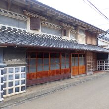 タイムスリップしたような街並みです。