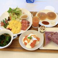 朝食です。スープとパンはおかわりできます