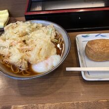 一番人気の天玉蕎麦470円と、稲荷寿司100円です。