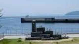 おしゃれな施設でシラス丼などを食べる