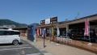 地元のものがたくさん、レトルトカレーがなぜか充実しています