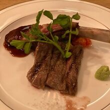 こんな立派なステーキも出てきました。