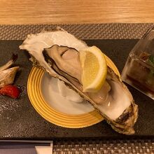 最初に焼き牡蠣が出てきました。