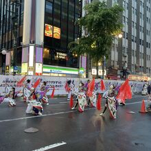 よさこい祭りで踊ってる人