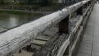 秀吉によつて切石の柱を使った永久橋脚が造られたのが三条大橋