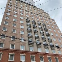 そびえ立つ巨大なビルディングです。