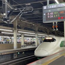 大宮駅に到着した200系特別塗装のE2系新幹線