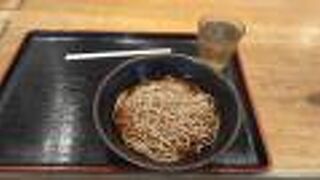 2022年６月12日現在、かけそば・ざるそばともに一杯550円と50円値上がりしていました