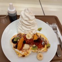 注文したフルーツパンケーキ