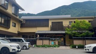 日帰り入浴できます。館内の展望風呂は700円、ケーブルカーの露店風呂は1700円