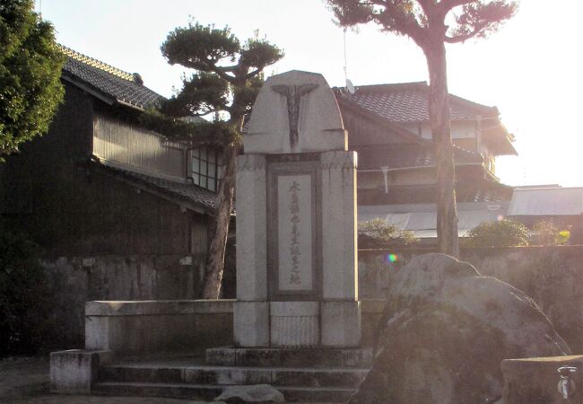 大きな誕生の地の記念碑がありました。