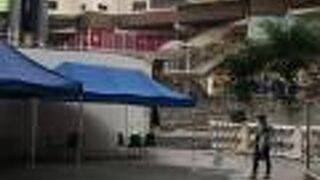 アディダスとナイキ、リーバイスをハシゴ