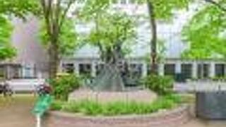 彫刻作品が多く野外展示されている大通公園の中にあります