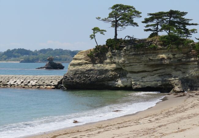 マリンゲート塩釜から市営汽船で30分足らずの浦戸諸島の一つ。遊歩道や浜辺を歩いてみましょう