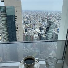 コーヒーと外の景色