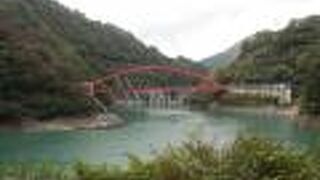 エメラルドグリーンの湖面