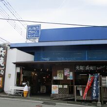 この建物の中に何軒ものお店があった