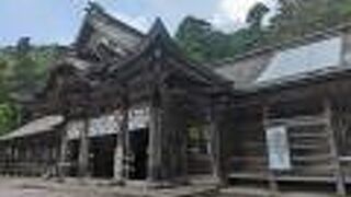 大山にある神社。体力がいる。