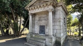 ドーリス式ローマ神殿形式の標庫の中に厳重に保管されています