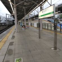 北陸新幹線上りホーム。左にしなの鉄道軽井沢駅が見える。