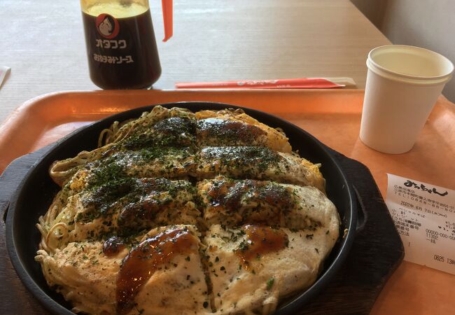 広島風お好み焼きをフードコートで食べました