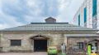 「旧日本郵船（株）小樽支店残荷倉庫」は小樽市指定歴史的建造物　第５４号です。