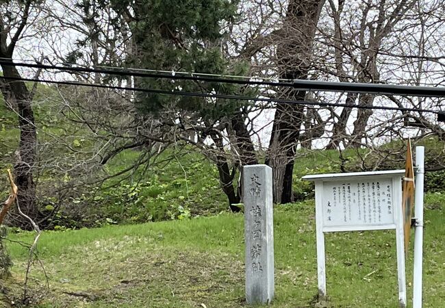 自然の地形を利用して築かれた砦