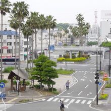 石段の上から新町橋通りを眺望～