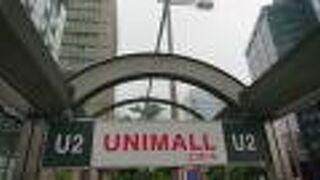 桜通りに沿って、その地下に伸びる地下街