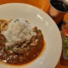 私が頼んだのは≪ヴィゴーレのミートソースパスタ≫のセット。