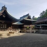 4つも社殿が連なった壮大な神社