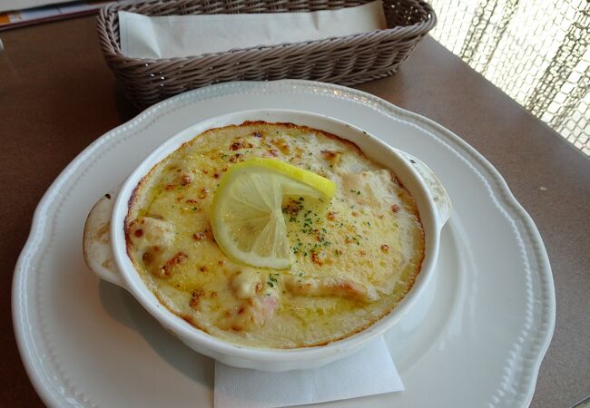 海と飛行機を見ながらお食事できます