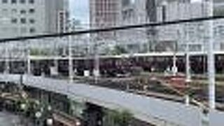 梅田駅同時発車