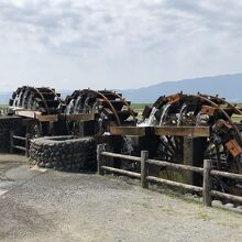 重量感のある三連水車です。