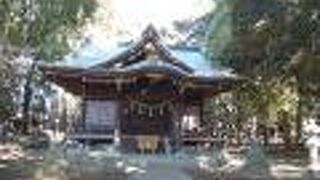 住宅街の一画、緑に囲まれた歴史ある神社