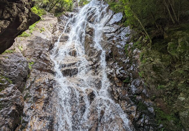 琵琶湖西側にある落差のある滝