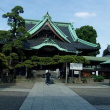 緑青の屋根が見事な本堂