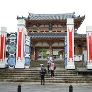 日光東照宮を思わせる煌びやかな寺