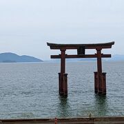 琵琶湖にぽっかりうかぶ鳥居