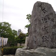 石碑と今治城遠望