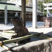 鯛の口から手水が出ている