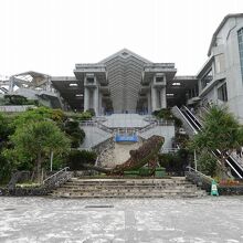 海側から見るとかっこいい建物