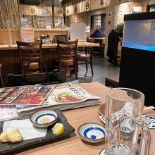 カウンターもテーブルもあります