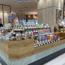 お茶とスイーツを味わえる